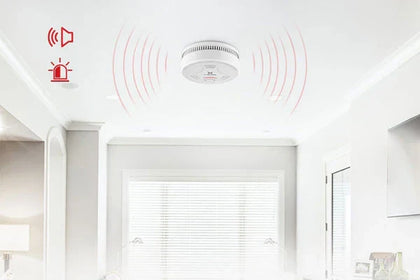Détecteur de fumée clignote rouge et sonne : causes et solutions