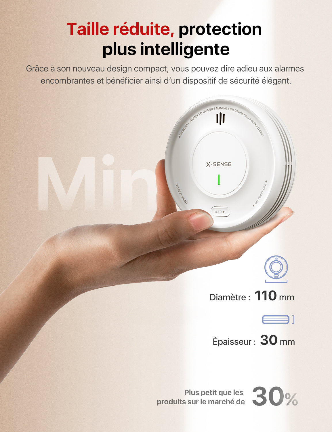 Tenant un mini détecteur de fumée X-SENSE XS0D-MR dans une main