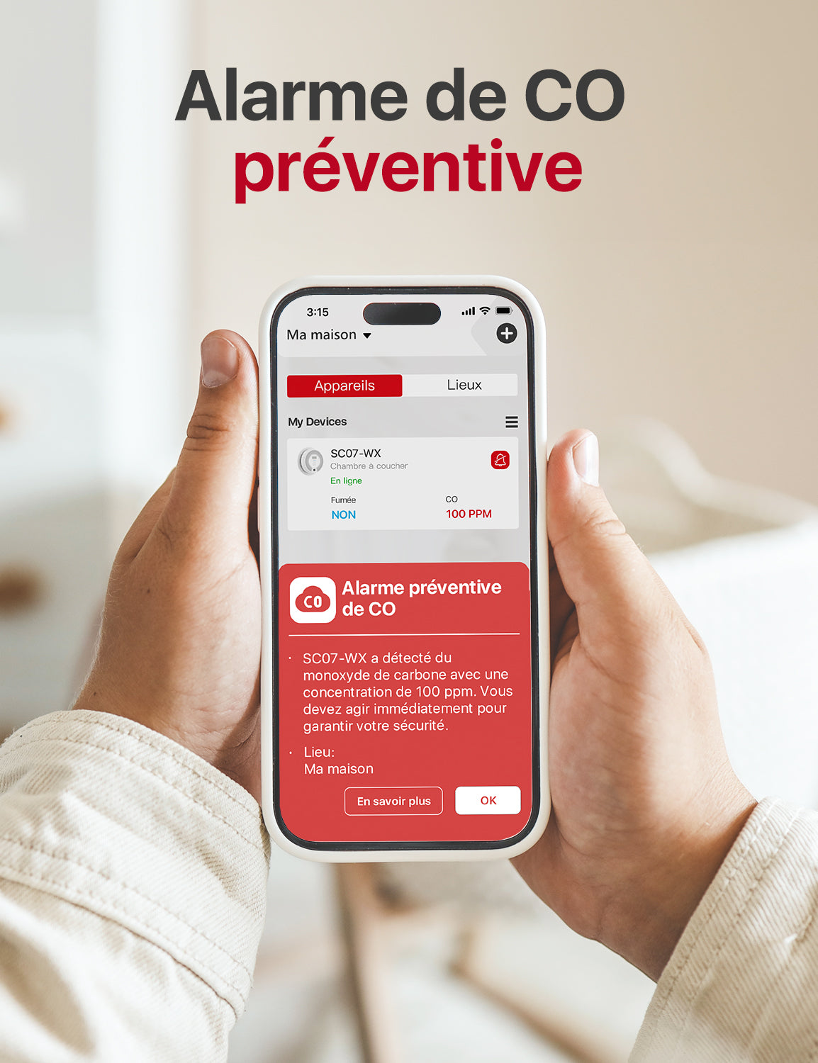 Deux mains tiennent un smartphone dont l'écran affiche une notification indiquant que le SC07-WX a détecté une concentration de monoxyde de carbone de 100 ppm.