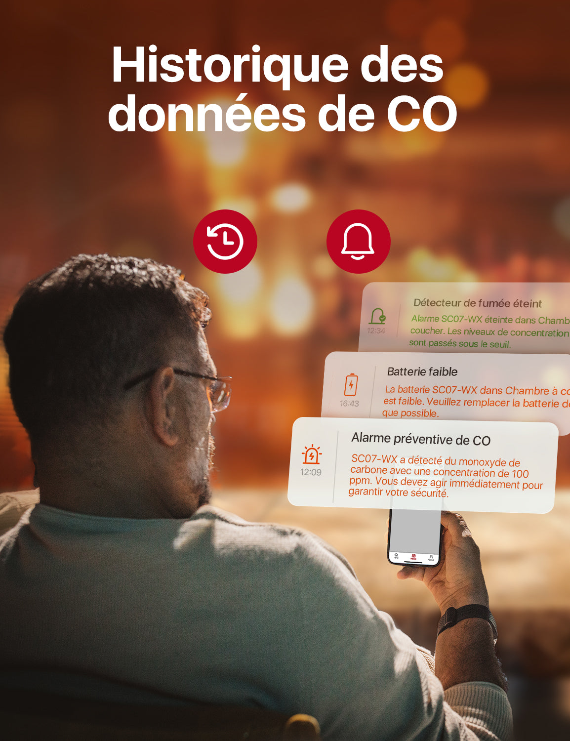 Une personne est assise sur une chaise et regarde une notification de sécurité domestique sur son téléphone.