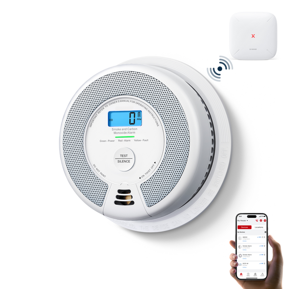 Un détecteur de fumée et de monoxyde de carbone combiné X-SENSE SC07-MR, une station de base SBS50 et un téléphone portable avec l'application Home Security en cours d'exécution.