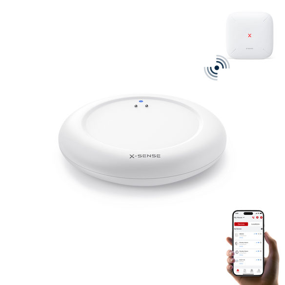 Un détecteur de fuite d'eau X-SENSE SWS0A, une station de base SBS50 et un smartphone.