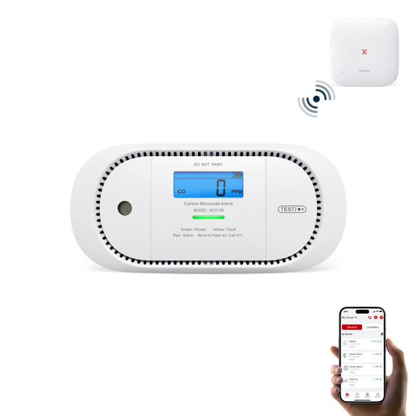 Un détecteur de monoxyde de carbone X-SENSE XC01-M, une station de base SBS50 et un smartphone exécutant l'application Home Security.