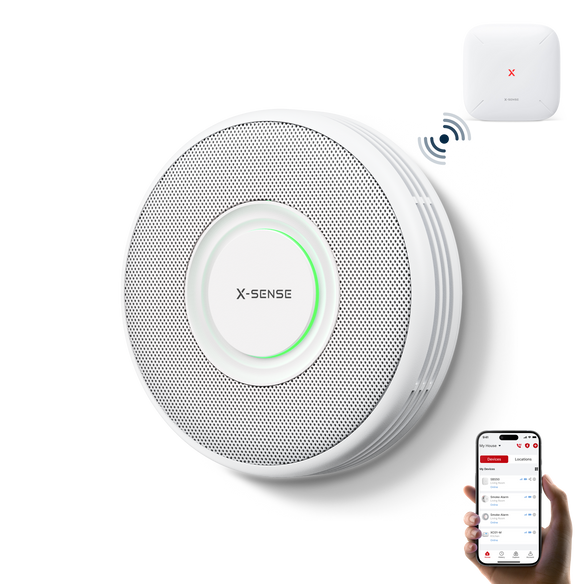 Un détecteur de fumée X-SENSE XS0B-MR, une station de base SBS50 et un smartphone avec l'application Home Security ouverte.